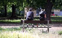 Jugendliche auf einer Parkbank mit Bier (Archiv), über dts Nachrichtenagentur