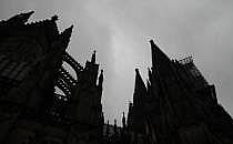 Kölner Dom dunkel unter grauen Wolken (Archiv), über dts Nachrichtenagentur