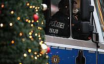 Polizei auf Weihnachtsmarkt (Archiv), über dts Nachrichtenagentur