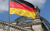 Deutschlandfahne über dem Reichstagsgebäude (Archiv), über dts Nachrichtenagentur
