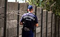 Ungarische Polizei an einer Mauer mit Stacheldraht (Archiv), über dts Nachrichtenagentur
