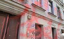 Farbschmiererei an Haus in Halle (Saale), das damals von der 