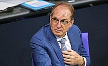 Dobrindt warnt vor Allianz aus Linksextremisten und Migranten