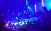 DJ und Tanzende in einem Techno-Club (Archiv), &uuml;ber dts Nachrichtenagentur
