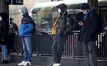 Menschen mit Maske (Archiv), über dts Nachrichtenagentur