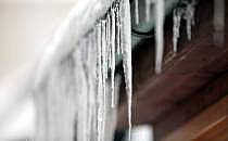 Eiszapfen an einer Regenrinne (Archiv), über dts Nachrichtenagentur
