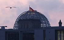 Reichstagskuppel bei Sonnenaufgang (Archiv), über dts Nachrichtenagentur