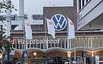 Wolfsburg Hbf mit VW-Werk im Hintergrund (Archiv), &uuml;ber dts Nachrichtenagentur
