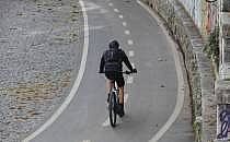 Fahrradfahrer auf Fahrradweg (Archiv), über dts Nachrichtenagentur