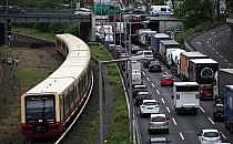 S-Bahn und Stau (Archiv), &uuml;ber dts Nachrichtenagentur