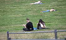 Junge Leute in einem Park (Archiv), &uuml;ber dts Nachrichtenagentur