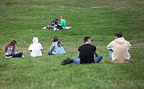Junge Leute in einem Park (Archiv), über dts Nachrichtenagentur