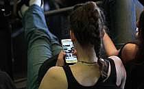 Junge Frau mit Smartphone (Archiv), über dts Nachrichtenagentur