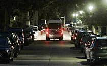 Ein Polizeiauto fährt im Dunkeln durch eine Straße (Archiv), über dts Nachrichtenagentur