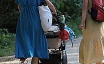 Zwei Frauen mit Kinderwagen (Archiv), über dts Nachrichtenagentur