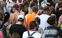 Junge Menschen bei der Techno-Parade 
