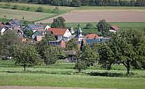 Verdächtig: Eine Wiese vor einem Dorf in Bayern, über dts Nachrichtenagentur