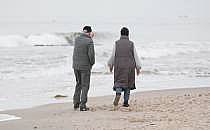 Senioren an einem Strand (Archiv), über dts Nachrichtenagentur