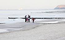 Familie am Strand (Archiv), über dts Nachrichtenagentur