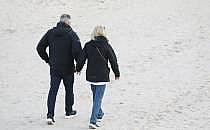 Paar geht am Strand spazieren, über dts Nachrichtenagentur