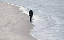 Mann am Strand - vielleicht f&uuml;hlt auch er sich einsam?, &uuml;ber dts Nachrichtenagentur