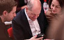 Kevin Kühnert, Olaf Scholz und Katarina Barley schauen auf ein Smartphone (Archiv), über dts Nachrichtenagentur