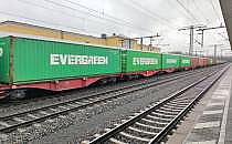 Evergreen-Container auf Güterzug (Archiv), über dts Nachrichtenagentur