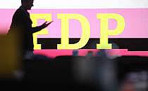 FDP-Logo auf Parteitag am 28.04.2024, über dts Nachrichtenagentur