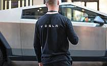 Tesla-Mitarbeiter vor Cybertruck (Archiv), über dts Nachrichtenagentur