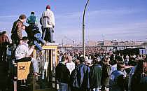 Menschen vor der Berliner Mauer (Archiv), über dts Nachrichtenagentur