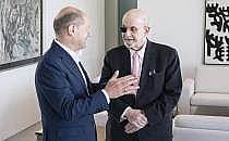 Olaf Scholz und Salman Rushdie am 16.05.2024, Bergmann, Guido/BPA, &uuml;ber dts Nachrichtenagentur