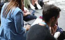 Junge Leute mit Laptop (Archiv), über dts Nachrichtenagentur