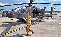 US-Soldat vor einem Boeing AH-64 Apache (Archiv), &uuml;ber dts Nachrichtenagentur