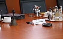 Kanzlermappe auf dem Kabinettstisch (Archiv), über dts Nachrichtenagentur