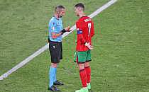 Portugals Kapit&auml;n Cristiano Ronaldo diskutiert bei der EM 2024 mit Schiedsrichter Marco Guida (Archiv), &uuml;ber dts Nachrichtenagentur