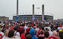 Fans am Olympiastadion, &uuml;ber dts Nachrichtenagentur
