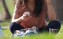 Smartphone-Nutzerin (Archiv), über dts Nachrichtenagentur