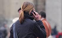 Frau mit Telefon (Archiv), &uuml;ber dts Nachrichtenagentur