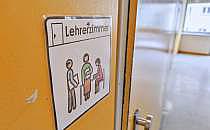 Genderzeichen vor einem Lehrerzimmer (Archiv), über dts Nachrichtenagentur