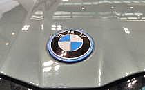 BMW-Logo am neuen BMW i5, über dts Nachrichtenagentur