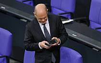 Olaf Scholz checkt sein Smartphone (Archiv), über dts Nachrichtenagentur