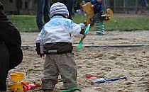 Kleinkind auf Spielplatz (Archiv), über dts Nachrichtenagentur