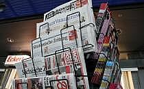 Zeitungen und Zeitschriften an einem Kiosk (Archiv), über dts Nachrichtenagentur