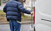 Patient mit Infusionsständer (Archiv), über dts Nachrichtenagentur