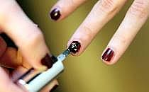 Frau lackiert Fingernägel mit Nagellack (Archiv), über dts Nachrichtenagentur