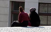 Frau mit Kopftuch und Frau ohne Kopftuch (Archiv), über dts Nachrichtenagentur