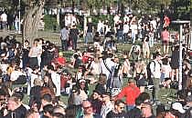 Junge Leute in einem Park (Archiv), &uuml;ber dts Nachrichtenagentur