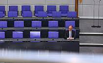 Friedrich Merz alleine auf der Regierungsbank am 06.05.2025, &uuml;ber dts Nachrichtenagentur