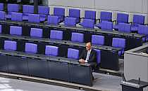 Friedrich Merz alleine auf der Regierungsbank am 06.05.2025, &uuml;ber dts Nachrichtenagentur
