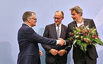 Stefan Kornelius, Friedrich Merz, Steffen Hebestreit am 12.05.2025, über dts Nachrichtenagentur